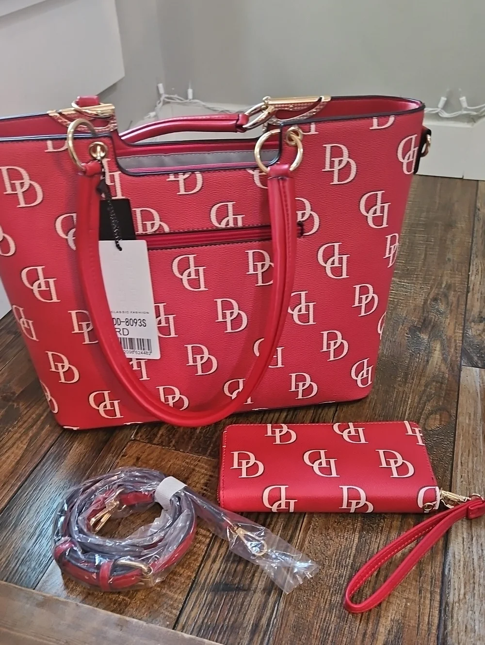 New Classic Fashion Large Signature DD Red Tote Bag Bow Charm- Matching Wristlet